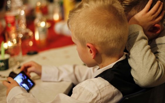 Děti a telefon. Co jim zakázat a co jim povolit?