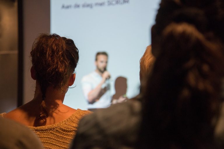 Tipy, aby se vám při konferencích nebo přednáškách netřásl hlas