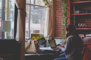 Freelancerů přibývá. Firmy se trendu začínají podmaňovat