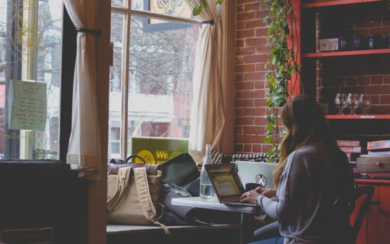 Freelancerů přibývá. Firmy se trendu začínají podmaňovat