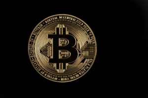 Bitcoin stále láká i velké investory. I přes milionové nákupy však propadl