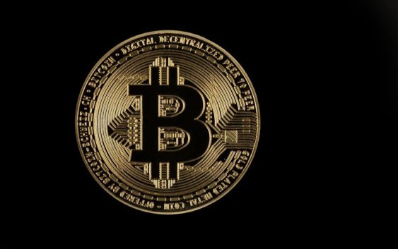 Bitcoin stále láká i velké investory. I přes milionové nákupy však propadl