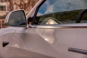 Nedostatek čipů kraluje automobilovému průmyslu. Tesla zavírá továrnu