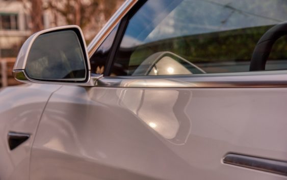 Nedostatek čipů kraluje automobilovému průmyslu. Tesla zavírá továrnu
